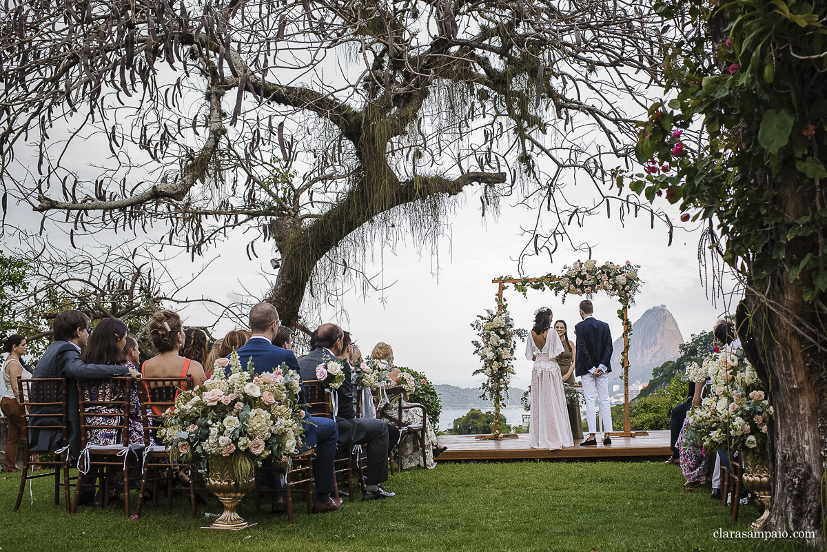 Destination wedding, casando de dia, casamento criativo, destination wedding Brazil, destination wedding rio de Janeiro, vestido de noiva, decoração casamento de dia, maquiagem de casamento, sapato de noiva, casando no solar real, Clara Sampaio Fotografia