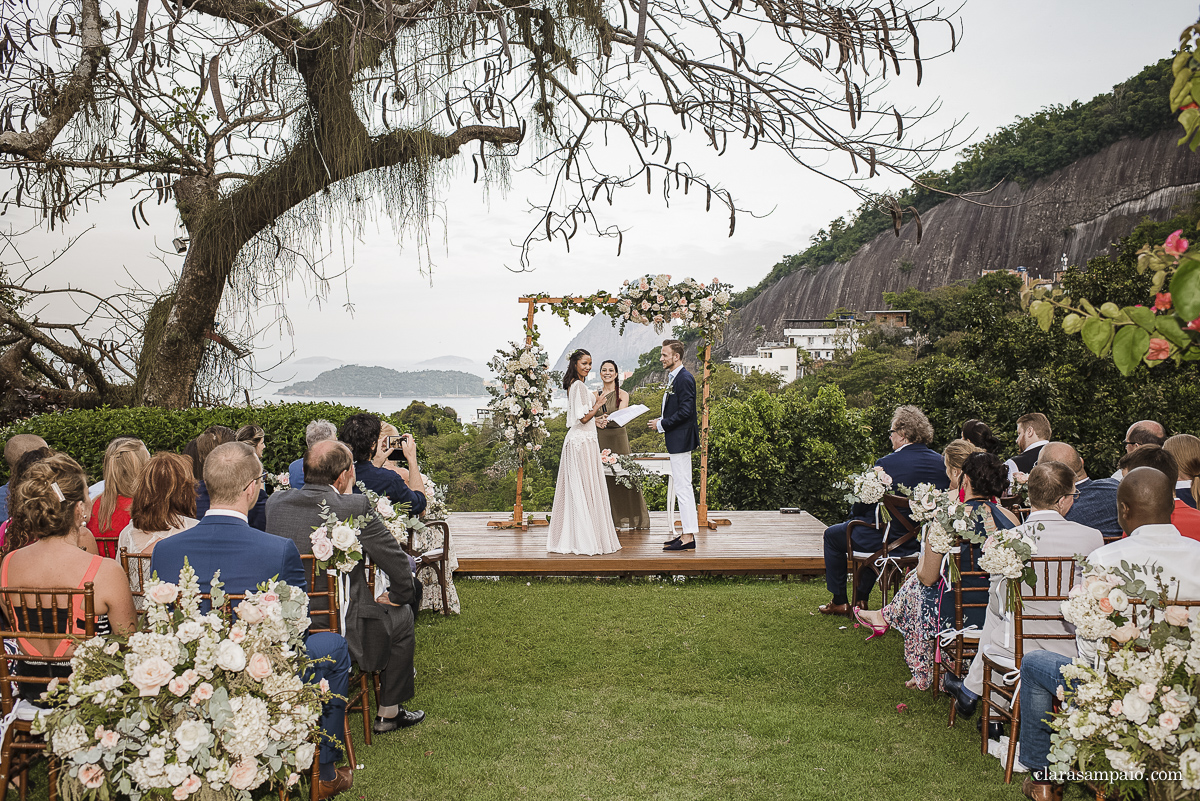 Destination wedding, casando de dia, casamento criativo, destination wedding Brazil, destination wedding rio de Janeiro, vestido de noiva, decoração casamento de dia, maquiagem de casamento, sapato de noiva, casando no solar real, Clara Sampaio Fotografia