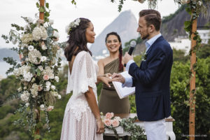 Destination wedding, casando de dia, casamento criativo, destination wedding Brazil, destination wedding rio de Janeiro, vestido de noiva, decoração casamento de dia, maquiagem de casamento, sapato de noiva, casando no solar real, Clara Sampaio Fotografia