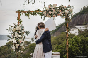 Destination wedding, casando de dia, casamento criativo, destination wedding Brazil, destination wedding rio de Janeiro, vestido de noiva, decoração casamento de dia, maquiagem de casamento, sapato de noiva, casando no solar real, Clara Sampaio Fotografia