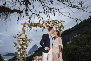 Destination wedding, casando de dia, casamento criativo, destination wedding Brazil, destination wedding rio de Janeiro, vestido de noiva, decoração casamento de dia, maquiagem de casamento, sapato de noiva, casando no solar real, Clara Sampaio Fotografia