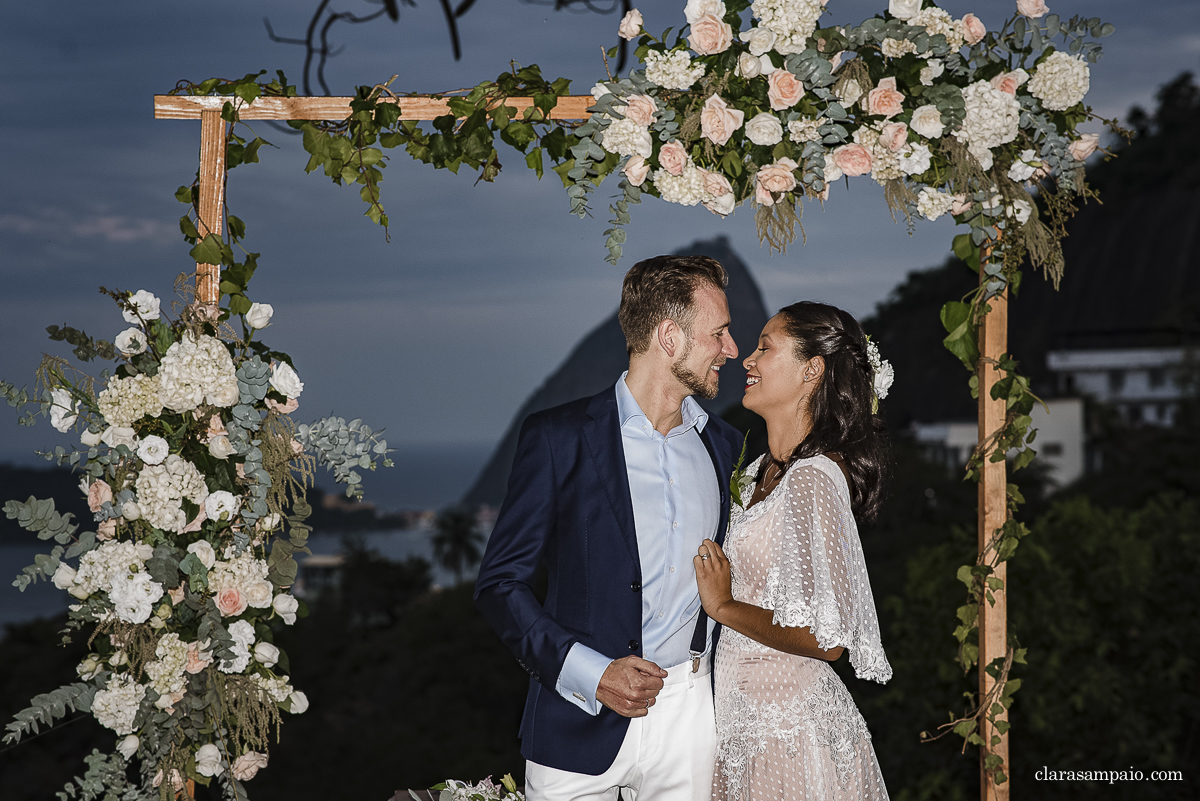 Destination wedding, casando de dia, casamento criativo, destination wedding Brazil, destination wedding rio de Janeiro, vestido de noiva, decoração casamento de dia, maquiagem de casamento, sapato de noiva, casando no solar real, Clara Sampaio Fotografia