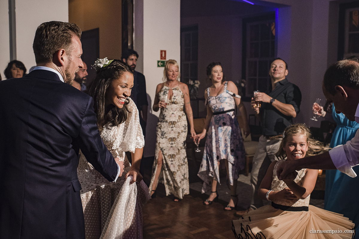 Destination wedding, casando de dia, casamento criativo, destination wedding Brazil, destination wedding rio de Janeiro, vestido de noiva, decoração casamento de dia, maquiagem de casamento, sapato de noiva, casando no solar real, Clara Sampaio Fotografia