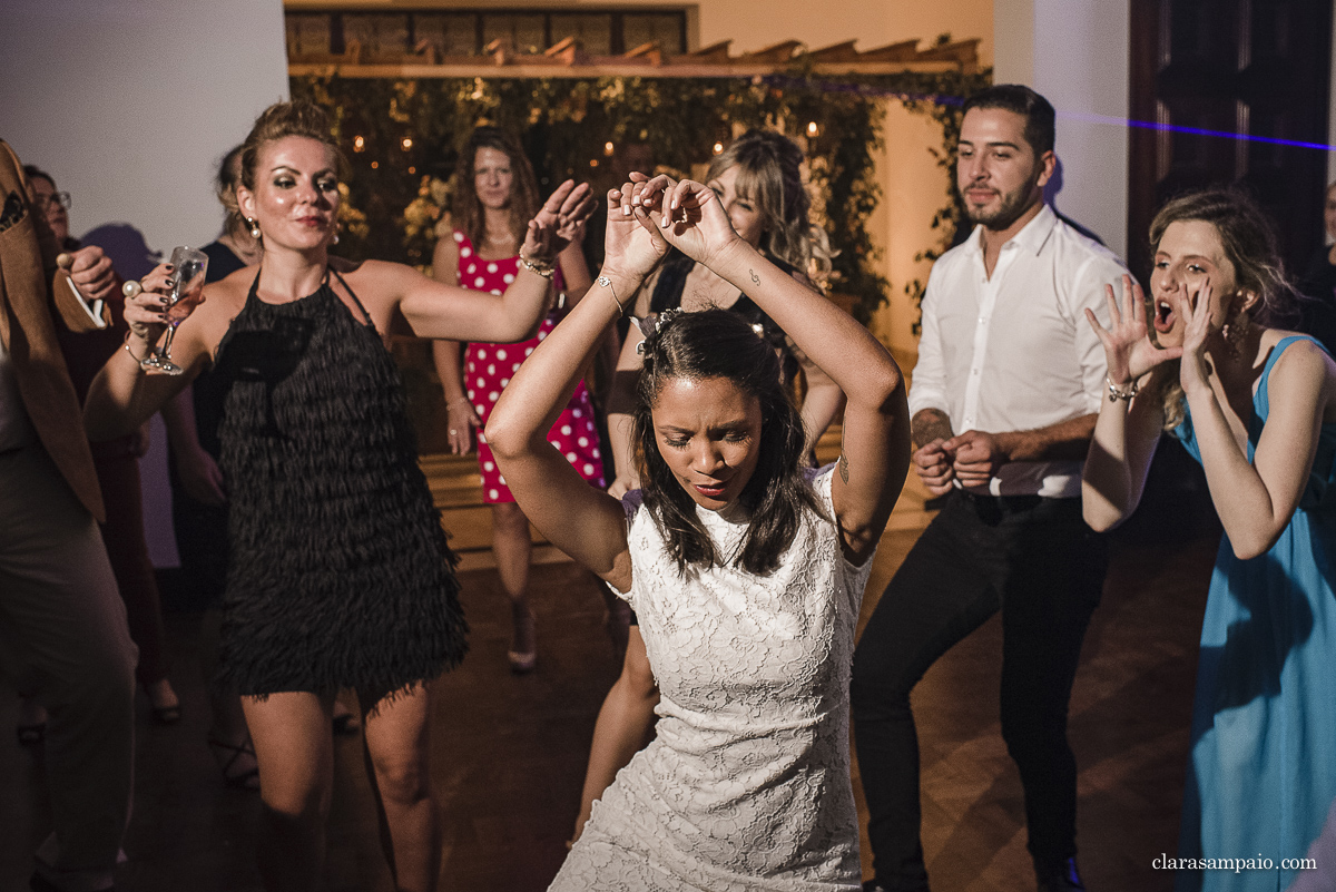 Destination wedding, casando de dia, casamento criativo, destination wedding Brazil, destination wedding rio de Janeiro, vestido de noiva, decoração casamento de dia, maquiagem de casamento, sapato de noiva, casando no solar real, Clara Sampaio Fotografia