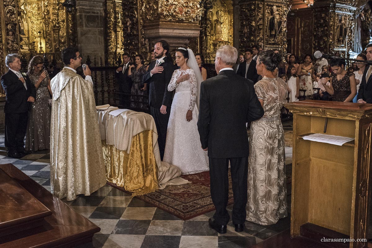 Casamento no mosteiro de São Bento, casamento criativo, melhor fotógrafo de casamento rio de janeiro, fotógrafo de casamento rj, casamento católico, vestido de noiva, making of no hotel novo mundo, clara Sampaio fotografia