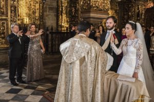 Casamento no mosteiro de São Bento, casamento criativo, melhor fotógrafo de casamento rio de janeiro, fotógrafo de casamento rj, casamento católico, vestido de noiva, making of no hotel novo mundo, clara Sampaio fotografia