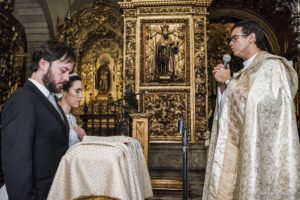 Casamento no mosteiro de São Bento, casamento criativo, melhor fotógrafo de casamento rio de janeiro, fotógrafo de casamento rj, casamento católico, vestido de noiva, making of no hotel novo mundo, clara Sampaio fotografia