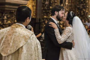 Casamento no mosteiro de São Bento, casamento criativo, melhor fotógrafo de casamento rio de janeiro, fotógrafo de casamento rj, casamento católico, vestido de noiva, making of no hotel novo mundo, clara Sampaio fotografia