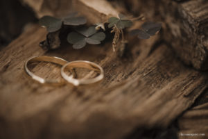 Casamento com banda de fanfarra, casamento criativo, casamento celebrado por amigos, vestido de noiva, decoração casamento de dia, maquiagem de casamento, sapato de noiva, casando no bosque da fazenda, Clara Sampaio Fotografia