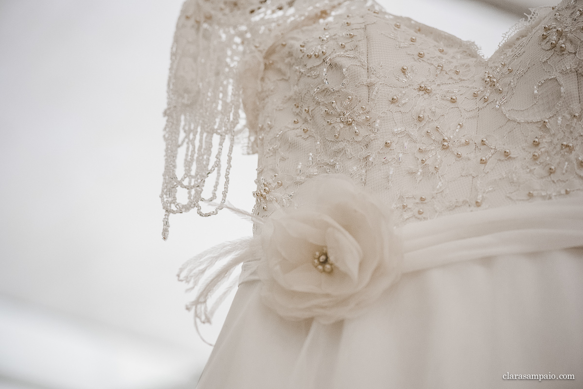 Casamento com banda de fanfarra, casamento criativo, casamento celebrado por amigos, vestido de noiva, decoração casamento de dia, maquiagem de casamento, sapato de noiva, casando no bosque da fazenda, Clara Sampaio Fotografia