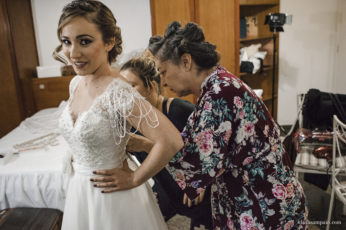 Casamento com banda de fanfarra, casamento criativo, casamento celebrado por amigos, vestido de noiva, decoração casamento de dia, maquiagem de casamento, sapato de noiva, casando no bosque da fazenda, Clara Sampaio Fotografia