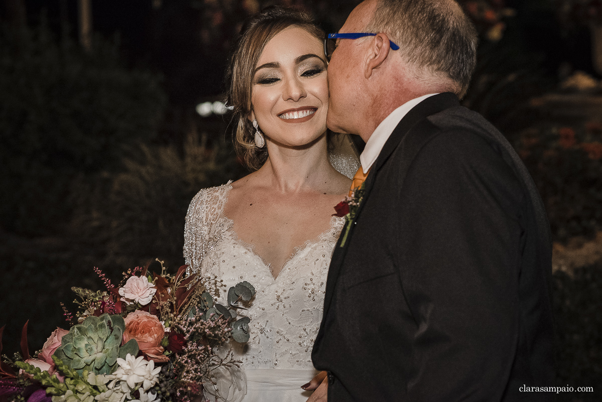 Casamento com banda de fanfarra, casamento criativo, casamento celebrado por amigos, vestido de noiva, decoração casamento de dia, maquiagem de casamento, sapato de noiva, casando no bosque da fazenda, Clara Sampaio Fotografia