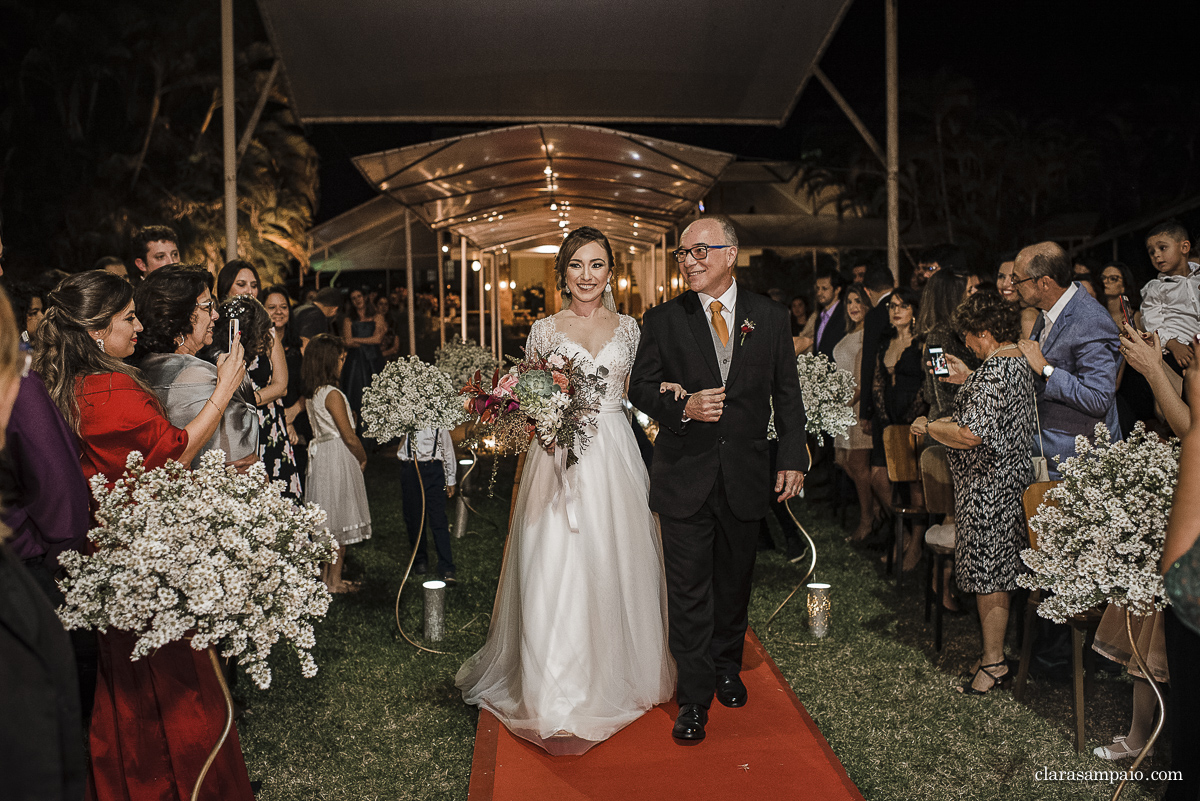 Casamento com banda de fanfarra, casamento criativo, casamento celebrado por amigos, vestido de noiva, decoração casamento de dia, maquiagem de casamento, sapato de noiva, casando no bosque da fazenda, Clara Sampaio Fotografia