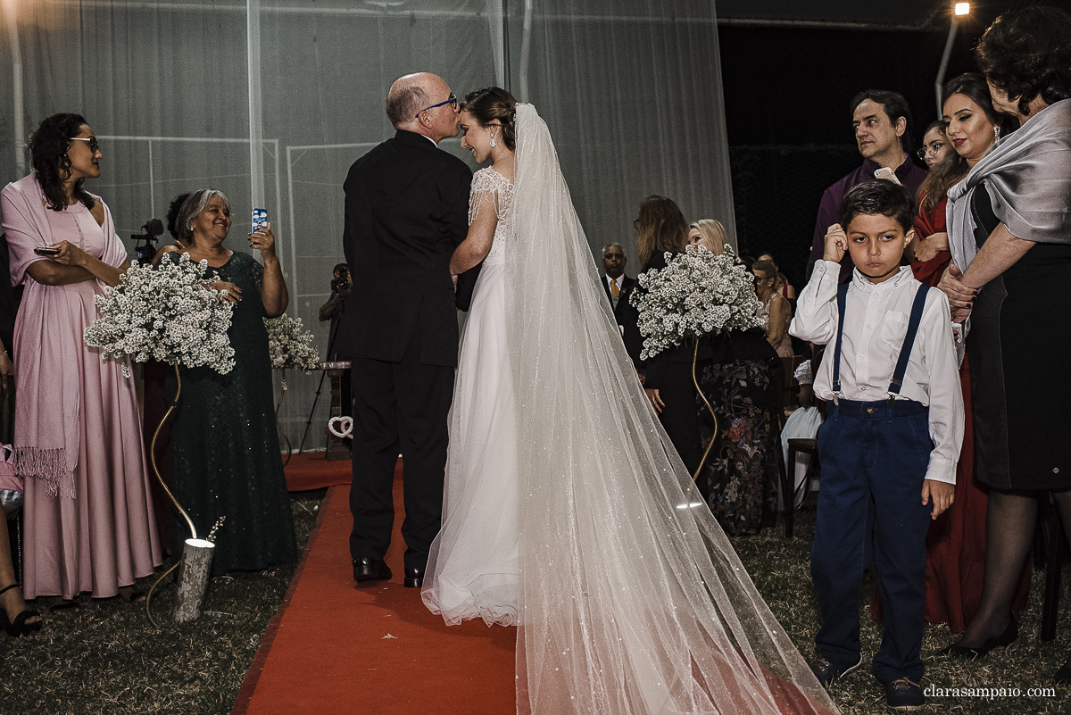 Casamento com banda de fanfarra, casamento criativo, casamento celebrado por amigos, vestido de noiva, decoração casamento de dia, maquiagem de casamento, sapato de noiva, casando no bosque da fazenda, Clara Sampaio Fotografia