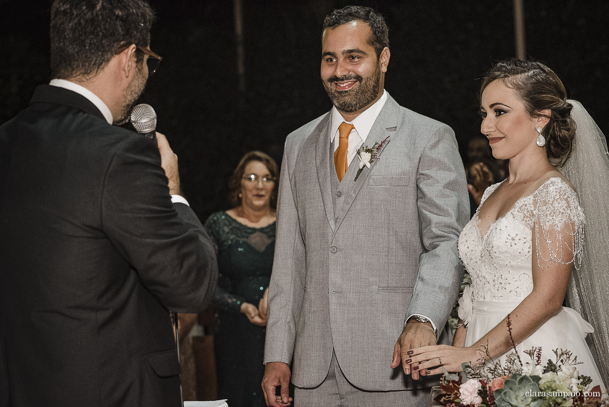 Casamento com banda de fanfarra, casamento criativo, casamento celebrado por amigos, vestido de noiva, decoração casamento de dia, maquiagem de casamento, sapato de noiva, casando no bosque da fazenda, Clara Sampaio Fotografia