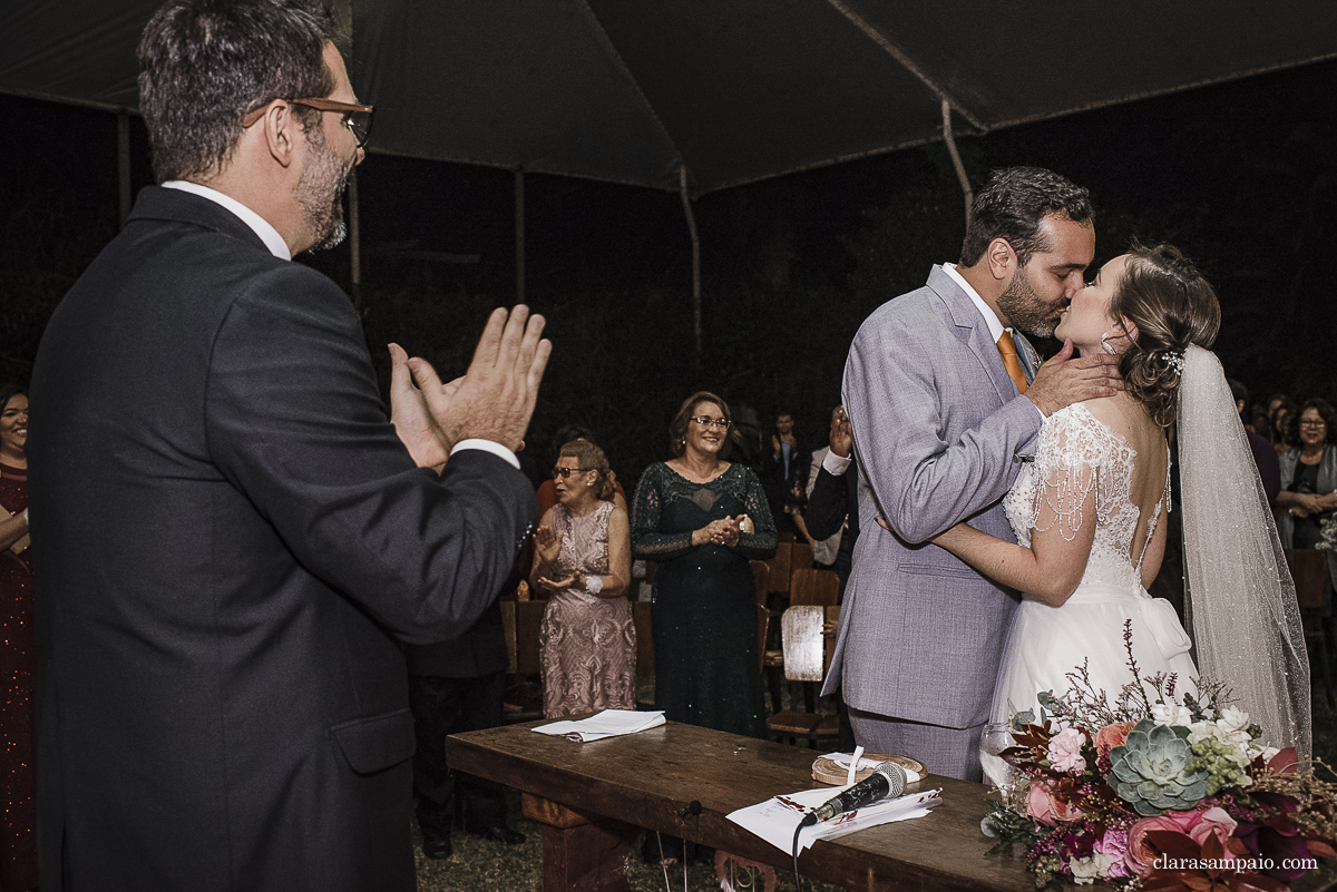 Casamento com banda de fanfarra, casamento criativo, casamento celebrado por amigos, vestido de noiva, decoração casamento de dia, maquiagem de casamento, sapato de noiva, casando no bosque da fazenda, Clara Sampaio Fotografia