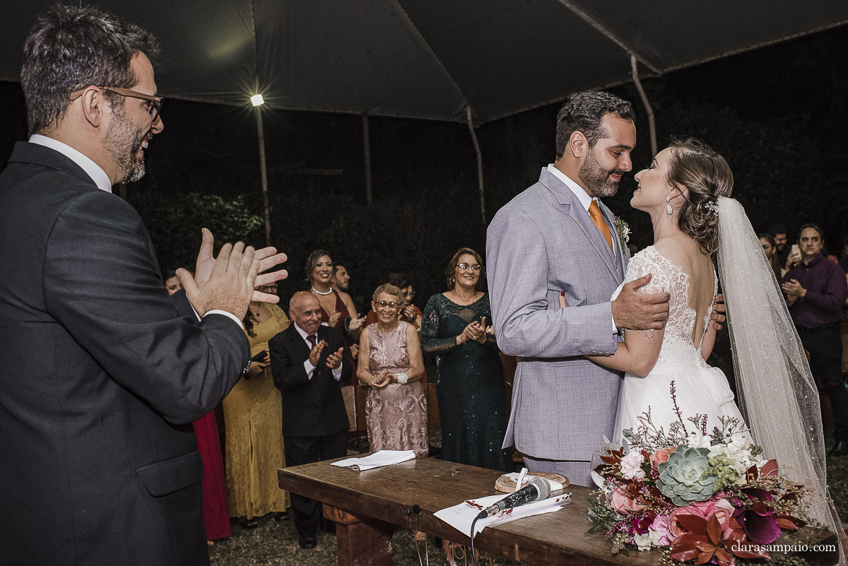 Casamento com banda de fanfarra, casamento criativo, casamento celebrado por amigos, vestido de noiva, decoração casamento de dia, maquiagem de casamento, sapato de noiva, casando no bosque da fazenda, Clara Sampaio Fotografia