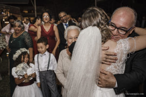 Casamento com banda de fanfarra, casamento criativo, casamento celebrado por amigos, vestido de noiva, decoração casamento de dia, maquiagem de casamento, sapato de noiva, casando no bosque da fazenda, Clara Sampaio Fotografia