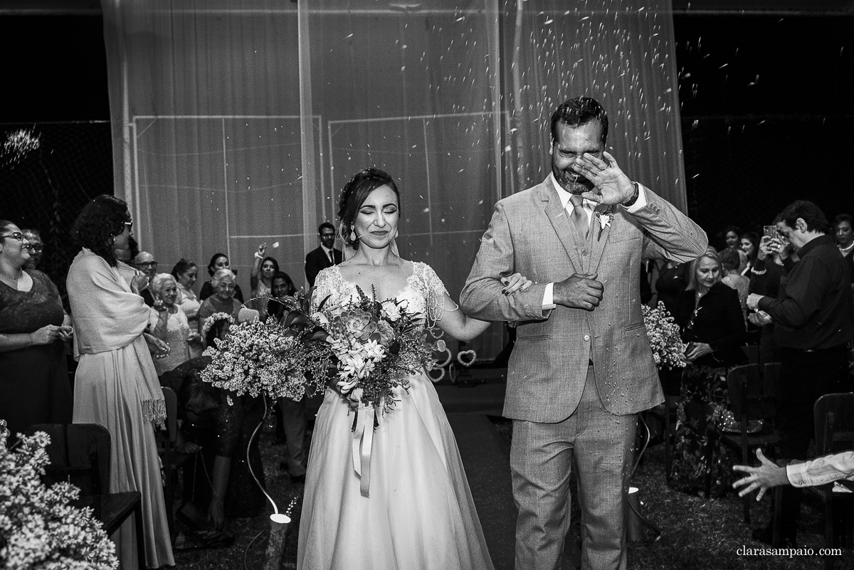 Casamento com banda de fanfarra, casamento criativo, casamento celebrado por amigos, vestido de noiva, decoração casamento de dia, maquiagem de casamento, sapato de noiva, casando no bosque da fazenda, Clara Sampaio Fotografia