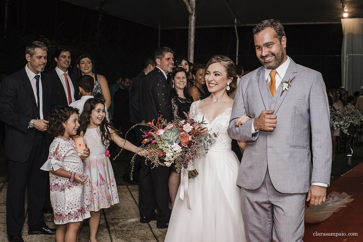 Casamento com banda de fanfarra, casamento criativo, casamento celebrado por amigos, vestido de noiva, decoração casamento de dia, maquiagem de casamento, sapato de noiva, casando no bosque da fazenda, Clara Sampaio Fotografia