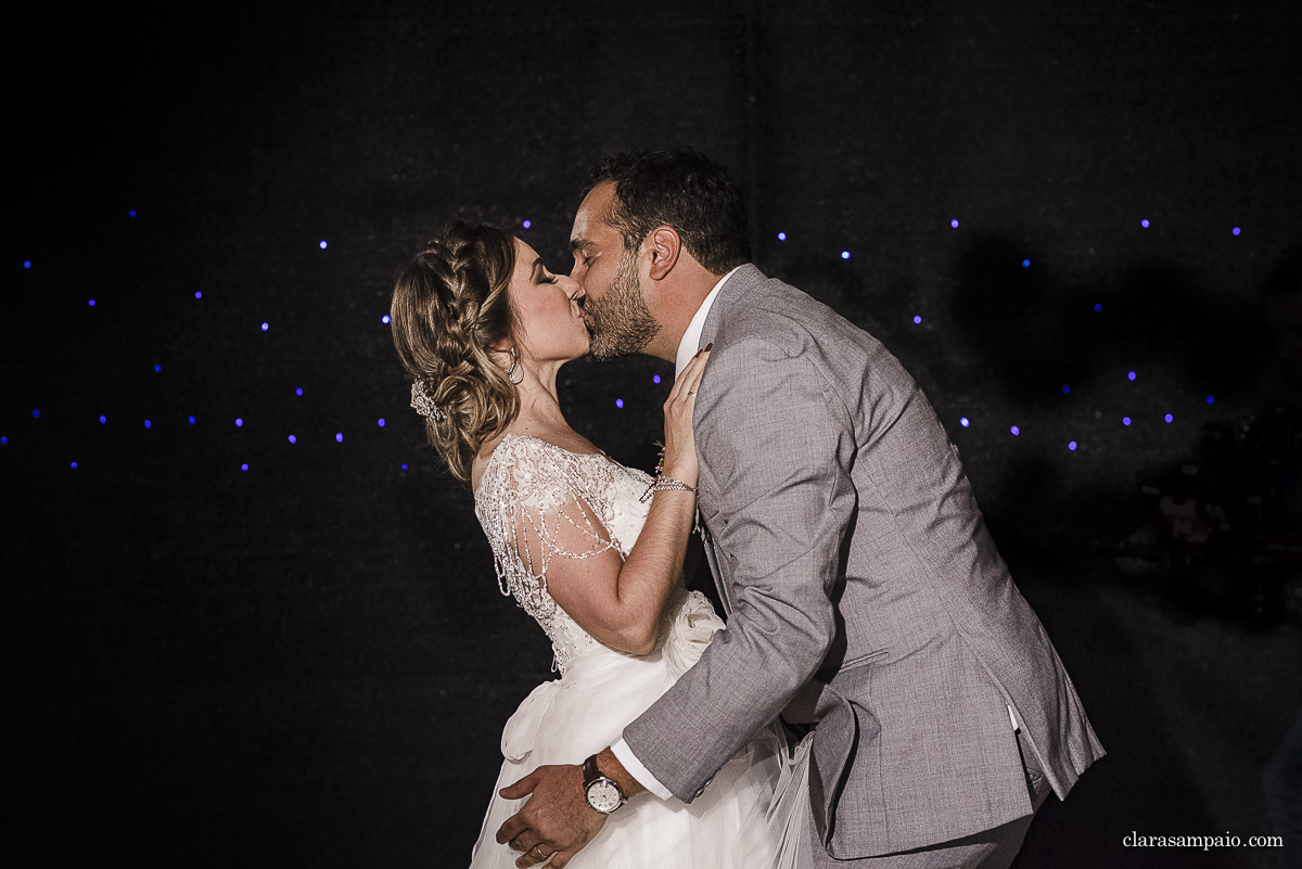 Casamento com banda de fanfarra, casamento criativo, casamento celebrado por amigos, vestido de noiva, decoração casamento de dia, maquiagem de casamento, sapato de noiva, casando no bosque da fazenda, Clara Sampaio Fotografia