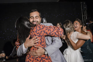 Casamento com banda de fanfarra, casamento criativo, casamento celebrado por amigos, vestido de noiva, decoração casamento de dia, maquiagem de casamento, sapato de noiva, casando no bosque da fazenda, Clara Sampaio Fotografia