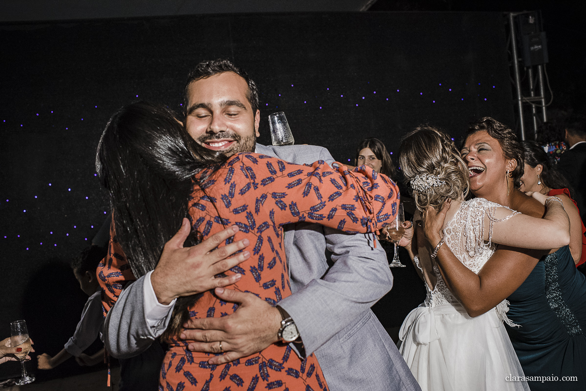 Casamento com banda de fanfarra, casamento criativo, casamento celebrado por amigos, vestido de noiva, decoração casamento de dia, maquiagem de casamento, sapato de noiva, casando no bosque da fazenda, Clara Sampaio Fotografia