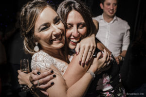 Casamento com banda de fanfarra, casamento criativo, casamento celebrado por amigos, vestido de noiva, decoração casamento de dia, maquiagem de casamento, sapato de noiva, casando no bosque da fazenda, Clara Sampaio Fotografia