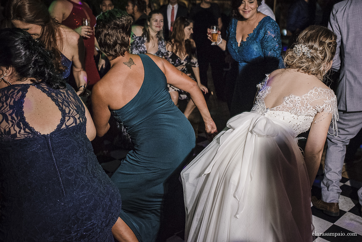 Casamento com banda de fanfarra, casamento criativo, casamento celebrado por amigos, vestido de noiva, decoração casamento de dia, maquiagem de casamento, sapato de noiva, casando no bosque da fazenda, Clara Sampaio Fotografia