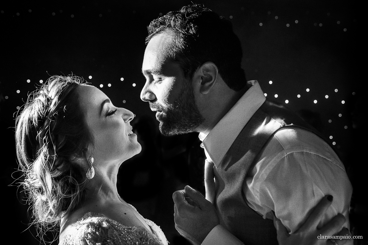 Casamento com banda de fanfarra, casamento criativo, casamento celebrado por amigos, vestido de noiva, decoração casamento de dia, maquiagem de casamento, sapato de noiva, casando no bosque da fazenda, Clara Sampaio Fotografia