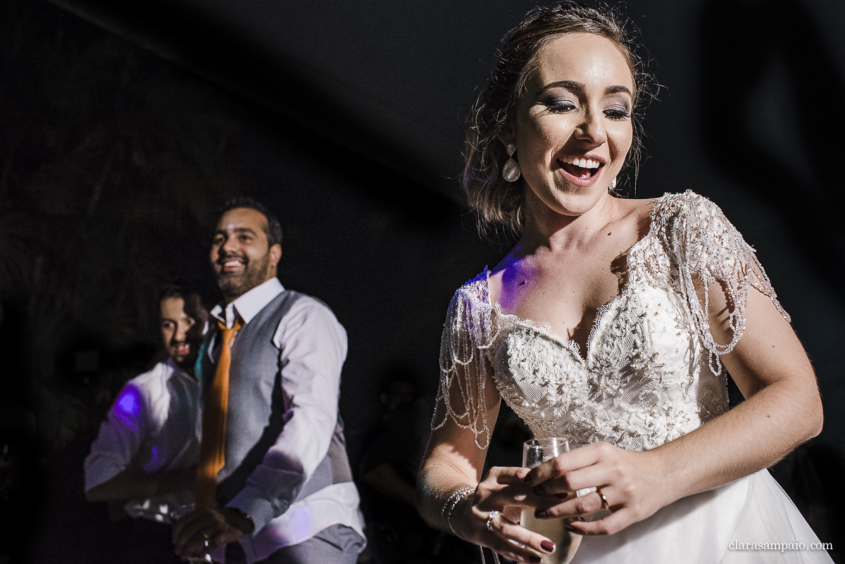 Casamento com banda de fanfarra, casamento criativo, casamento celebrado por amigos, vestido de noiva, decoração casamento de dia, maquiagem de casamento, sapato de noiva, casando no bosque da fazenda, Clara Sampaio Fotografia