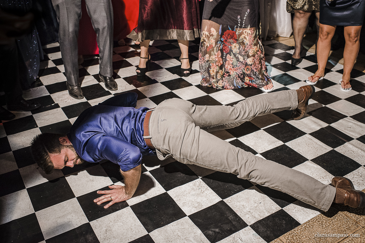 Casamento com banda de fanfarra, casamento criativo, casamento celebrado por amigos, vestido de noiva, decoração casamento de dia, maquiagem de casamento, sapato de noiva, casando no bosque da fazenda, Clara Sampaio Fotografia