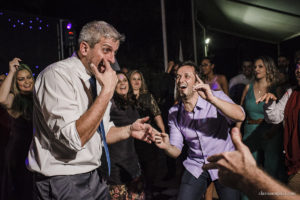 Casamento com banda de fanfarra, casamento criativo, casamento celebrado por amigos, vestido de noiva, decoração casamento de dia, maquiagem de casamento, sapato de noiva, casando no bosque da fazenda, Clara Sampaio Fotografia