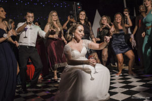 Casamento com banda de fanfarra, casamento criativo, casamento celebrado por amigos, vestido de noiva, decoração casamento de dia, maquiagem de casamento, sapato de noiva, casando no bosque da fazenda, Clara Sampaio Fotografia