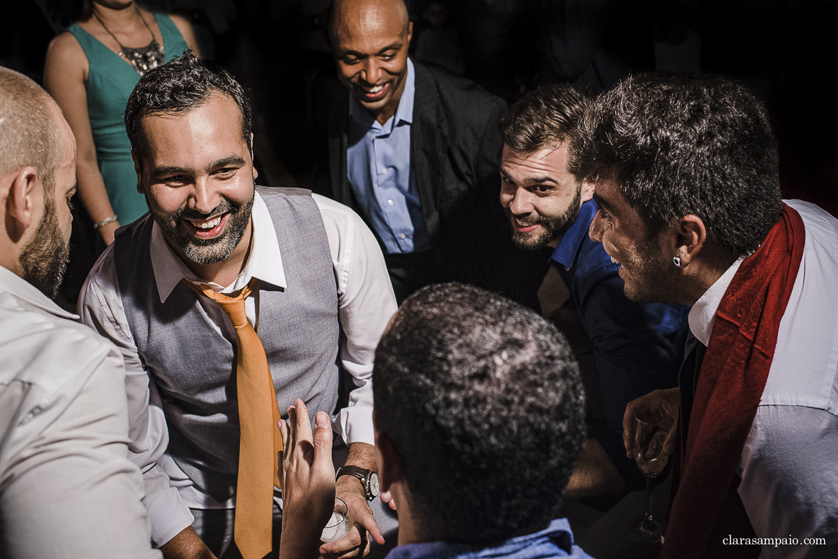 Casamento com banda de fanfarra, casamento criativo, casamento celebrado por amigos, vestido de noiva, decoração casamento de dia, maquiagem de casamento, sapato de noiva, casando no bosque da fazenda, Clara Sampaio Fotografia