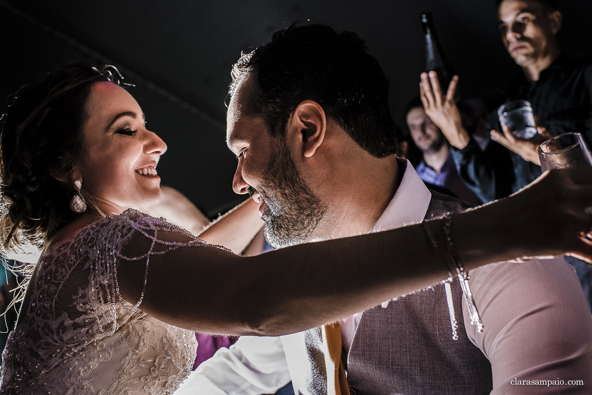 Casamento com banda de fanfarra, casamento criativo, casamento celebrado por amigos, vestido de noiva, decoração casamento de dia, maquiagem de casamento, sapato de noiva, casando no bosque da fazenda, Clara Sampaio Fotografia