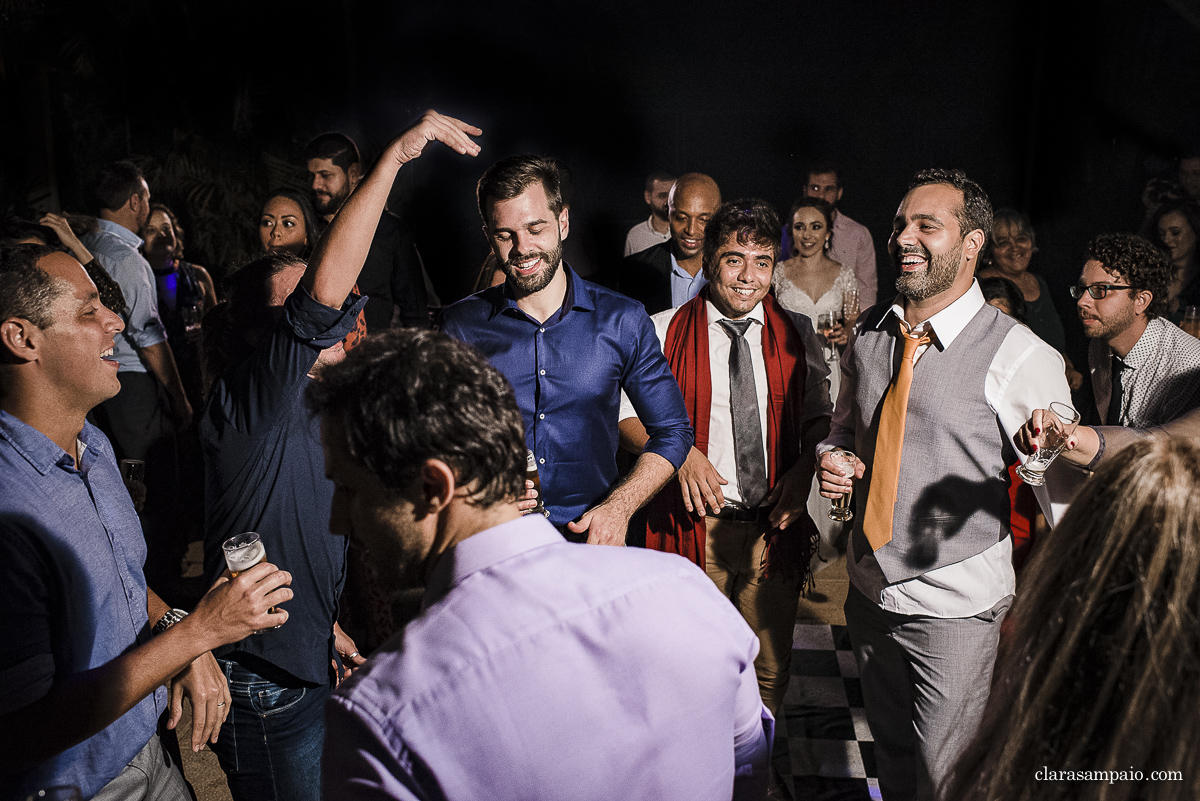 Casamento com banda de fanfarra, casamento criativo, casamento celebrado por amigos, vestido de noiva, decoração casamento de dia, maquiagem de casamento, sapato de noiva, casando no bosque da fazenda, Clara Sampaio Fotografia