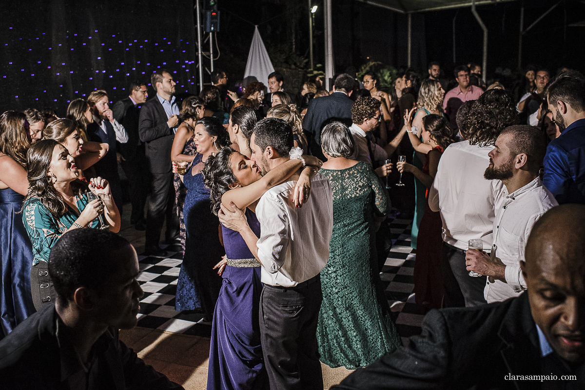 Casamento com banda de fanfarra, casamento criativo, casamento celebrado por amigos, vestido de noiva, decoração casamento de dia, maquiagem de casamento, sapato de noiva, casando no bosque da fazenda, Clara Sampaio Fotografia