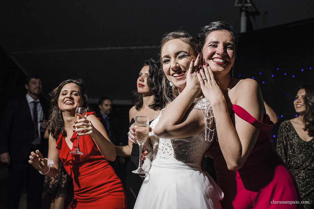 Casamento com banda de fanfarra, casamento criativo, casamento celebrado por amigos, vestido de noiva, decoração casamento de dia, maquiagem de casamento, sapato de noiva, casando no bosque da fazenda, Clara Sampaio Fotografia