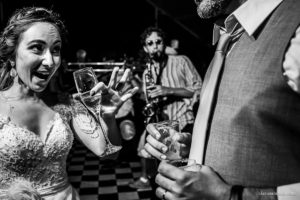 Casamento com banda de fanfarra, casamento criativo, casamento celebrado por amigos, vestido de noiva, decoração casamento de dia, maquiagem de casamento, sapato de noiva, casando no bosque da fazenda, Clara Sampaio Fotografia