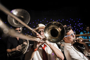 Casamento com banda de fanfarra, casamento criativo, casamento celebrado por amigos, vestido de noiva, decoração casamento de dia, maquiagem de casamento, sapato de noiva, casando no bosque da fazenda, Clara Sampaio Fotografia