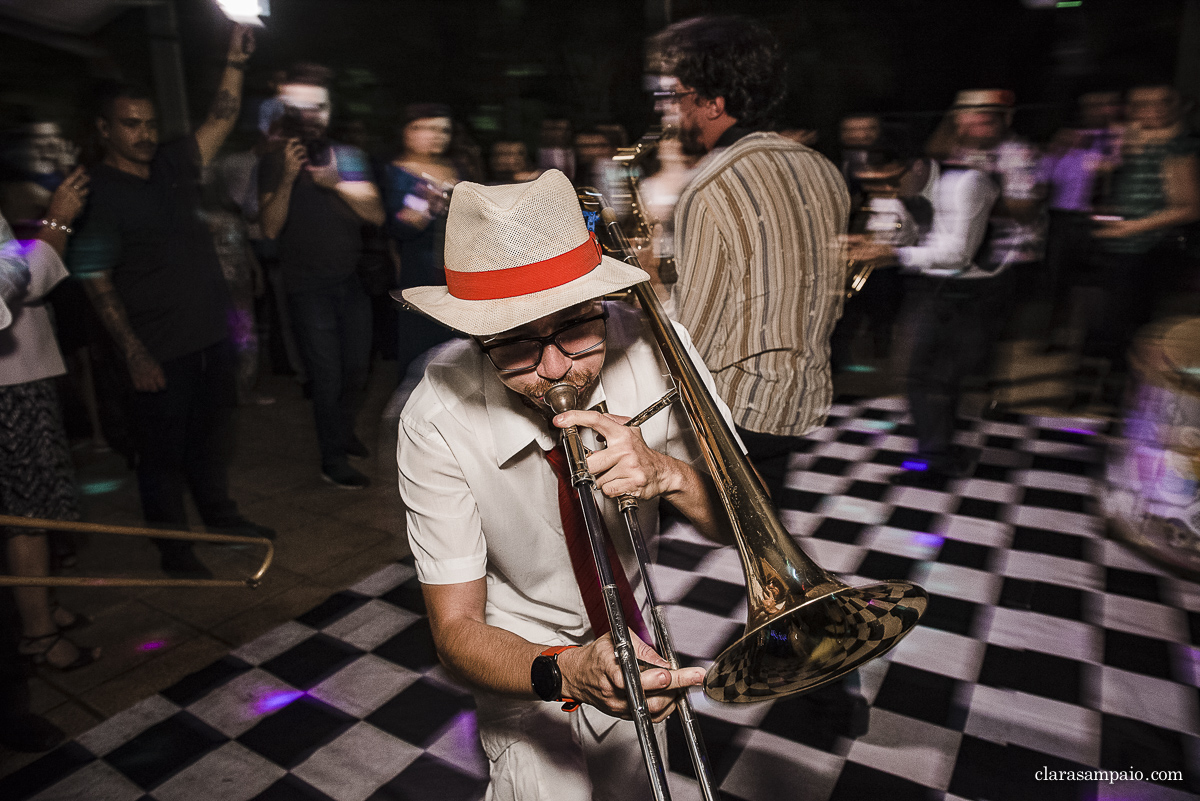 Casamento com banda de fanfarra, casamento criativo, casamento celebrado por amigos, vestido de noiva, decoração casamento de dia, maquiagem de casamento, sapato de noiva, casando no bosque da fazenda, Clara Sampaio Fotografia