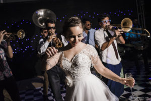 Casamento com banda de fanfarra, casamento criativo, casamento celebrado por amigos, vestido de noiva, decoração casamento de dia, maquiagem de casamento, sapato de noiva, casando no bosque da fazenda, Clara Sampaio Fotografia