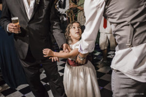 Casamento com banda de fanfarra, casamento criativo, casamento celebrado por amigos, vestido de noiva, decoração casamento de dia, maquiagem de casamento, sapato de noiva, casando no bosque da fazenda, Clara Sampaio Fotografia