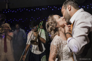 Casamento com banda de fanfarra, casamento criativo, casamento celebrado por amigos, vestido de noiva, decoração casamento de dia, maquiagem de casamento, sapato de noiva, casando no bosque da fazenda, Clara Sampaio Fotografia