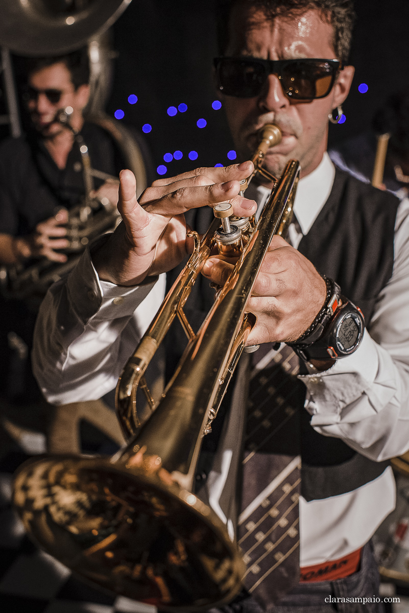 Casamento com banda de fanfarra, casamento criativo, casamento celebrado por amigos, vestido de noiva, decoração casamento de dia, maquiagem de casamento, sapato de noiva, casando no bosque da fazenda, Clara Sampaio Fotografia