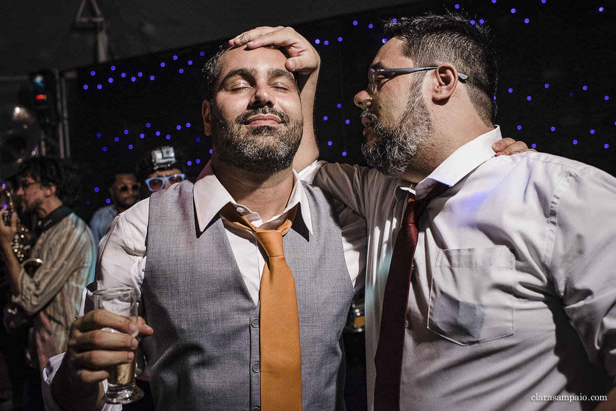 Casamento com banda de fanfarra, casamento criativo, casamento celebrado por amigos, vestido de noiva, decoração casamento de dia, maquiagem de casamento, sapato de noiva, casando no bosque da fazenda, Clara Sampaio Fotografia