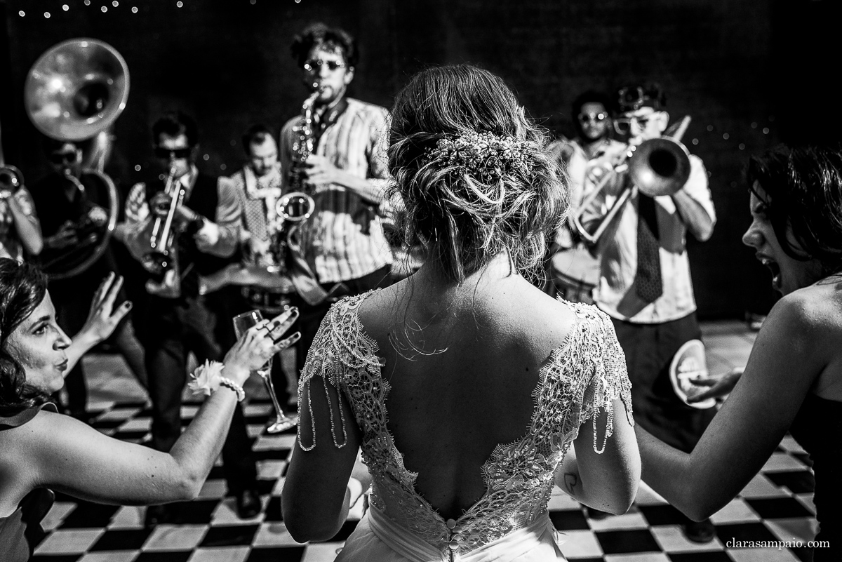 Casamento com banda de fanfarra, casamento criativo, casamento celebrado por amigos, vestido de noiva, decoração casamento de dia, maquiagem de casamento, sapato de noiva, casando no bosque da fazenda, Clara Sampaio Fotografia