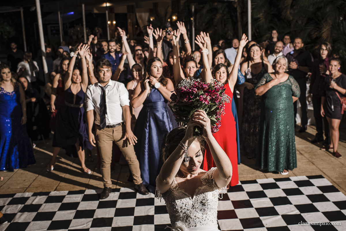 Casamento com banda de fanfarra, casamento criativo, casamento celebrado por amigos, vestido de noiva, decoração casamento de dia, maquiagem de casamento, sapato de noiva, casando no bosque da fazenda, Clara Sampaio Fotografia