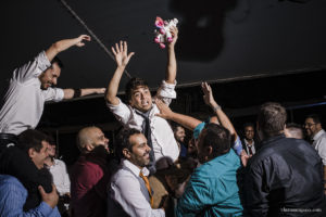 Casamento com banda de fanfarra, casamento criativo, casamento celebrado por amigos, vestido de noiva, decoração casamento de dia, maquiagem de casamento, sapato de noiva, casando no bosque da fazenda, Clara Sampaio Fotografia